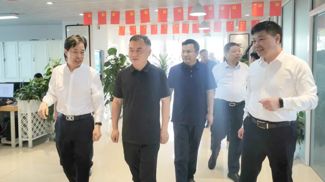 新密市委常委、政法委書(shū)記劉軍杰一行蒞臨榮盛科技集團(tuán)調(diào)研指導(dǎo)